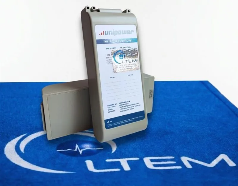 Batería para equipo médico sobre el tapete de LTEM, foto real